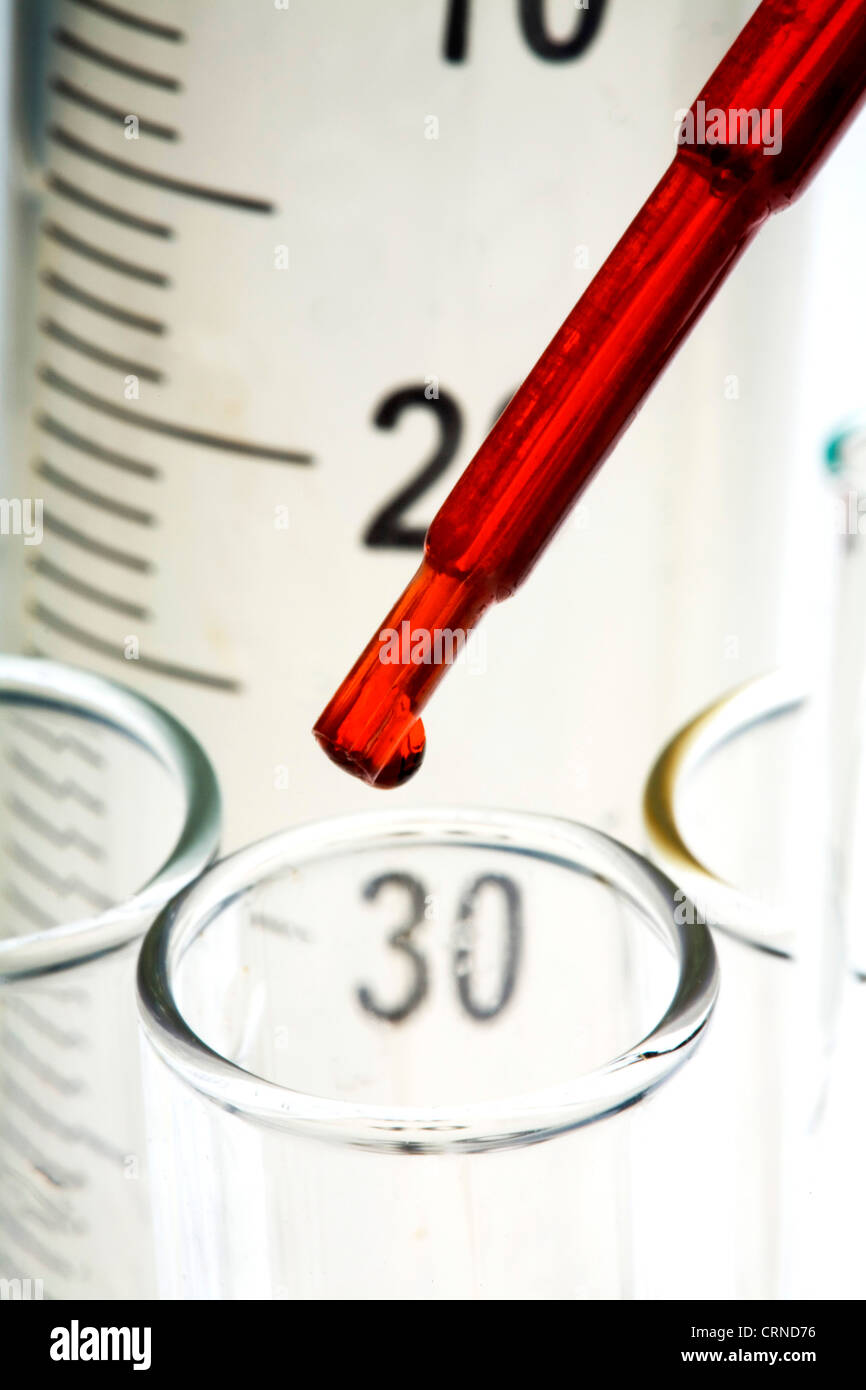 Le pipetage liquide rouge dans les tubes à essai. Banque D'Images