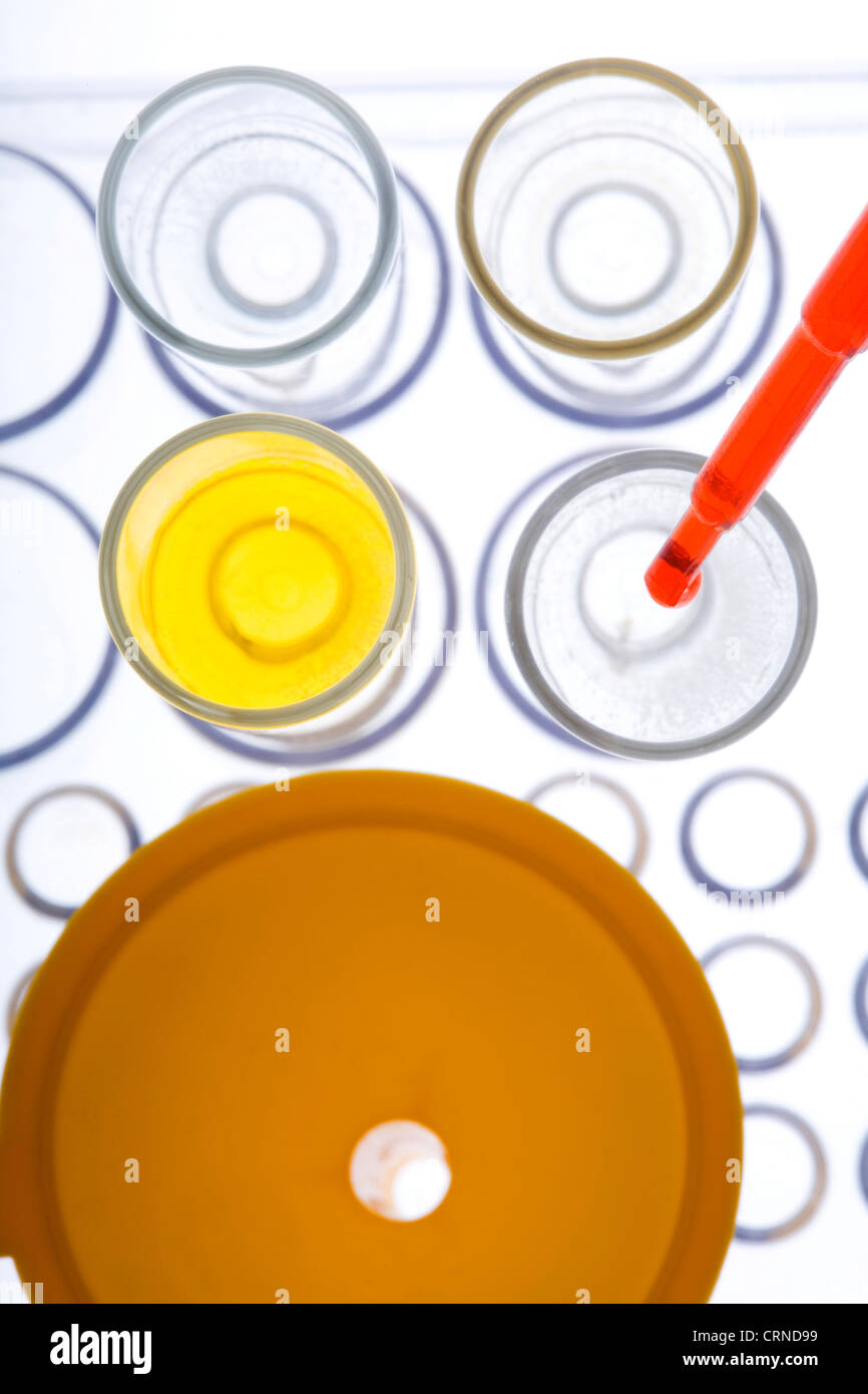 Le pipetage liquide rouge dans les tubes à essai. Banque D'Images