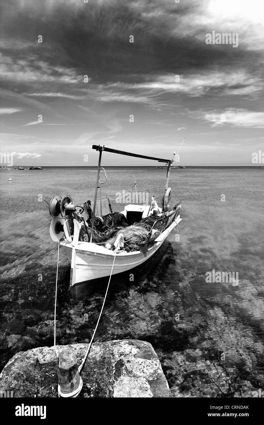 Els Pujols beach à Formentera avec bateau de pêche traditionnel en noir et blanc Banque D'Images