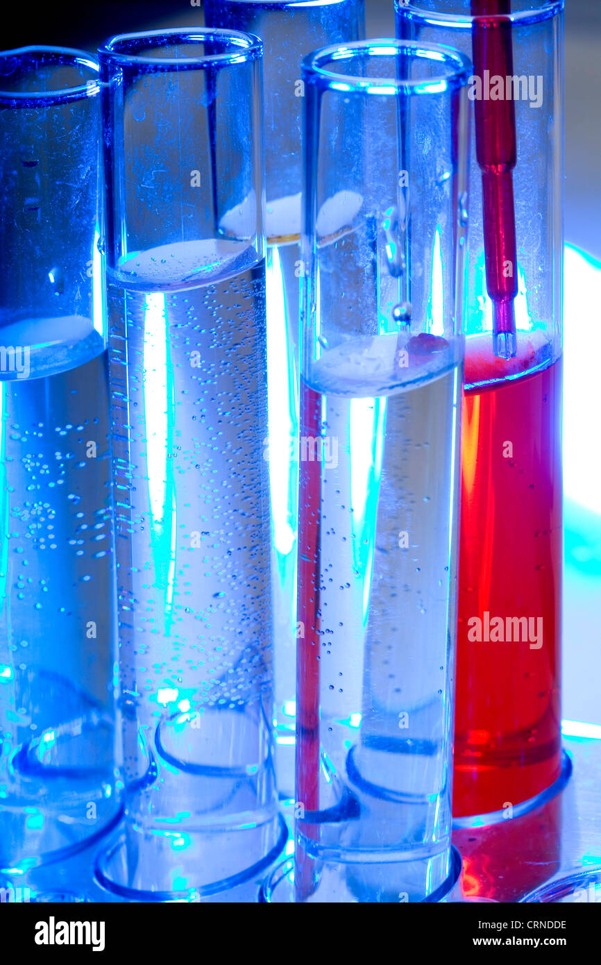Le pipetage liquide rouge dans les tubes à essai. Banque D'Images