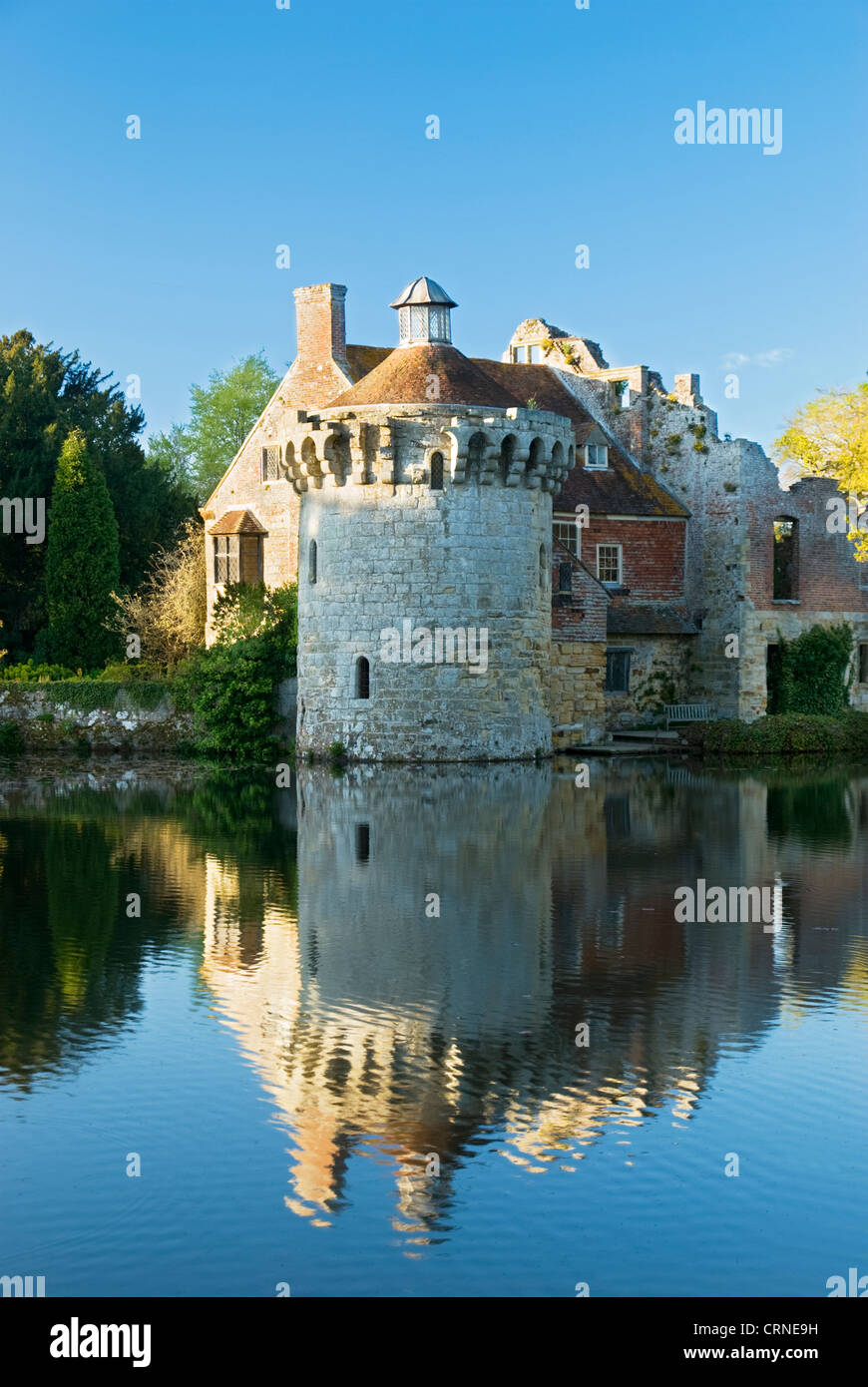 Scotney Castle, un château médiéval du 14e siècle reflètent dans les douves. Banque D'Images