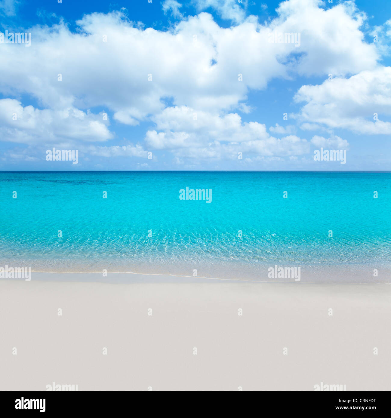Tropical de Plage avec sable blanc et eau turquoise sous ciel bleu Banque D'Images