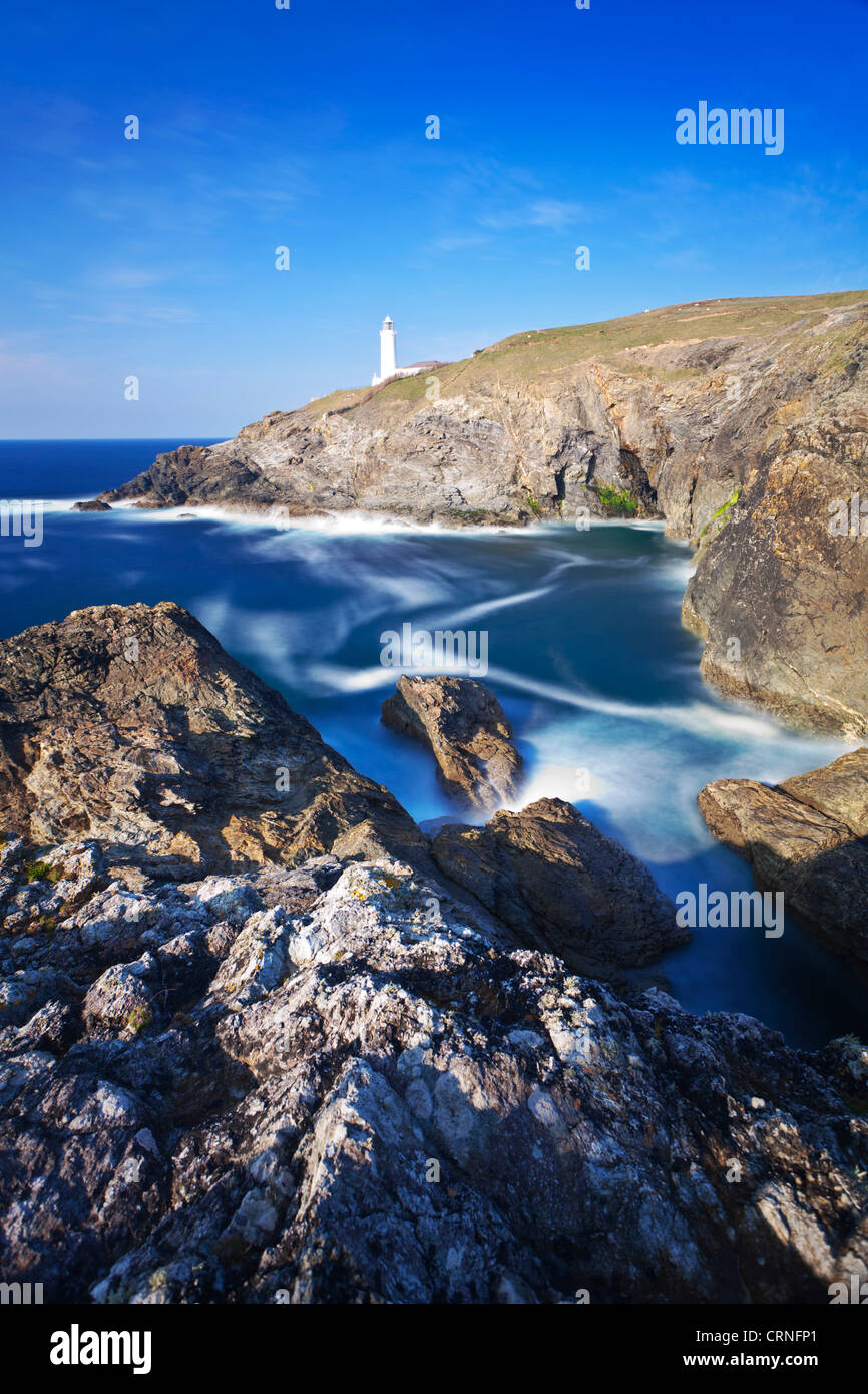 Trevose phare sur la côte de Cornouailles avec l'eau de mer douce briser ci-dessous. Banque D'Images