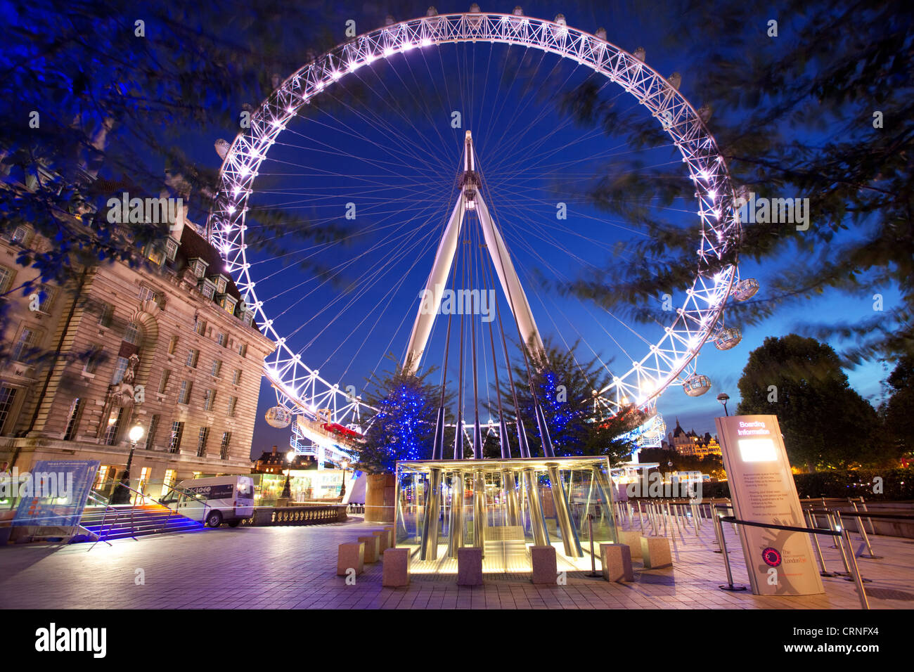 Le London Eye est éclairée la nuit. Banque D'Images