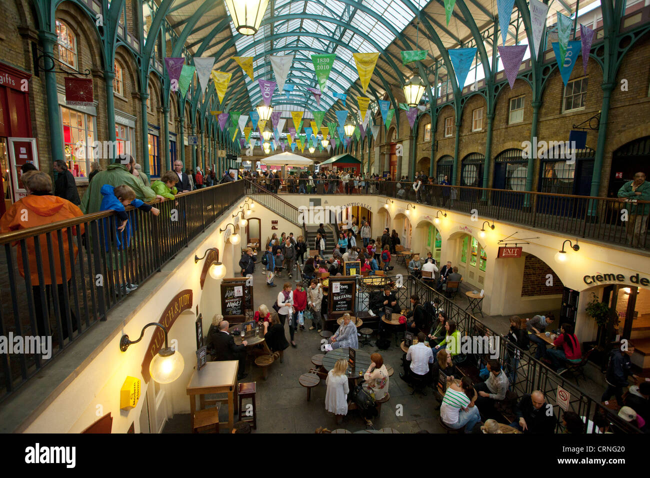 Les personnes qui boivent dans la cour couverte sur le marché à Covent Garden. Banque D'Images