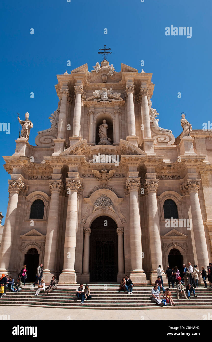 La façade élaborée du duomo (cathédrale) à Ortygia, Syracuse (Syracuse), Sicile, Italie, début 18c. Il est dans le style baroque sicilien flamboyant Banque D'Images