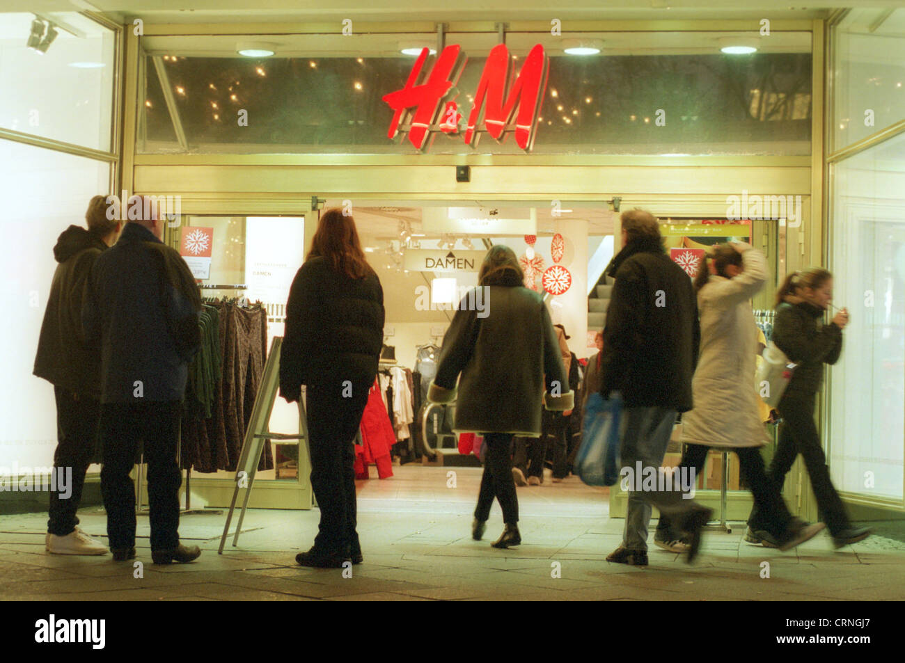 Berlin, les affaires de la compagnie de vêtements H & M am Kurfuerstendamm Banque D'Images