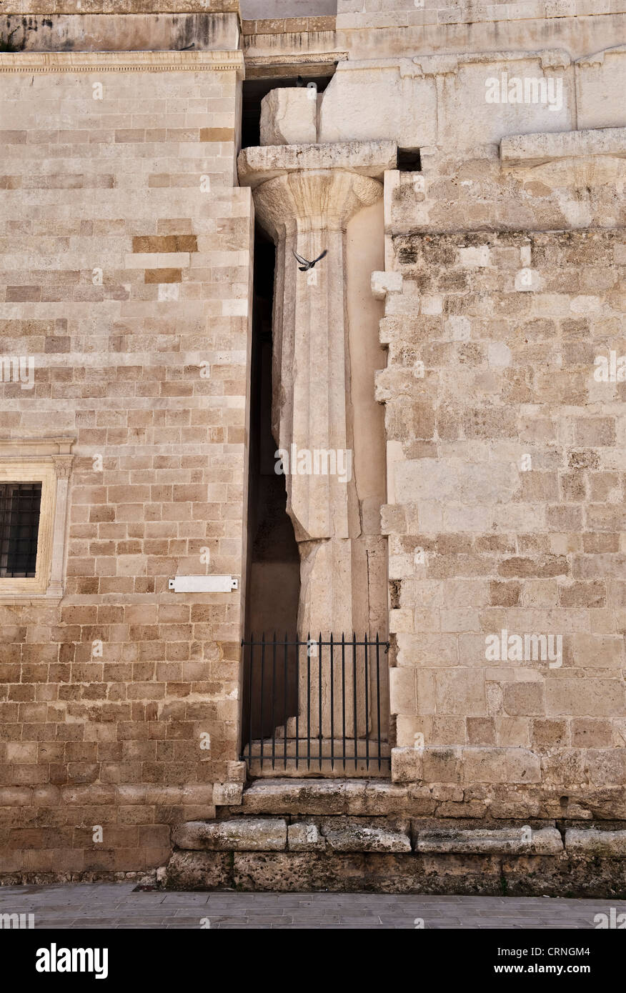 Une colonne dorique du temple d'Athéna du cinquième siècle peut être vue dans le mur du Duomo (cathédrale) à Ortygia, Syracuse (Syracuse), Sicile, Italie Banque D'Images