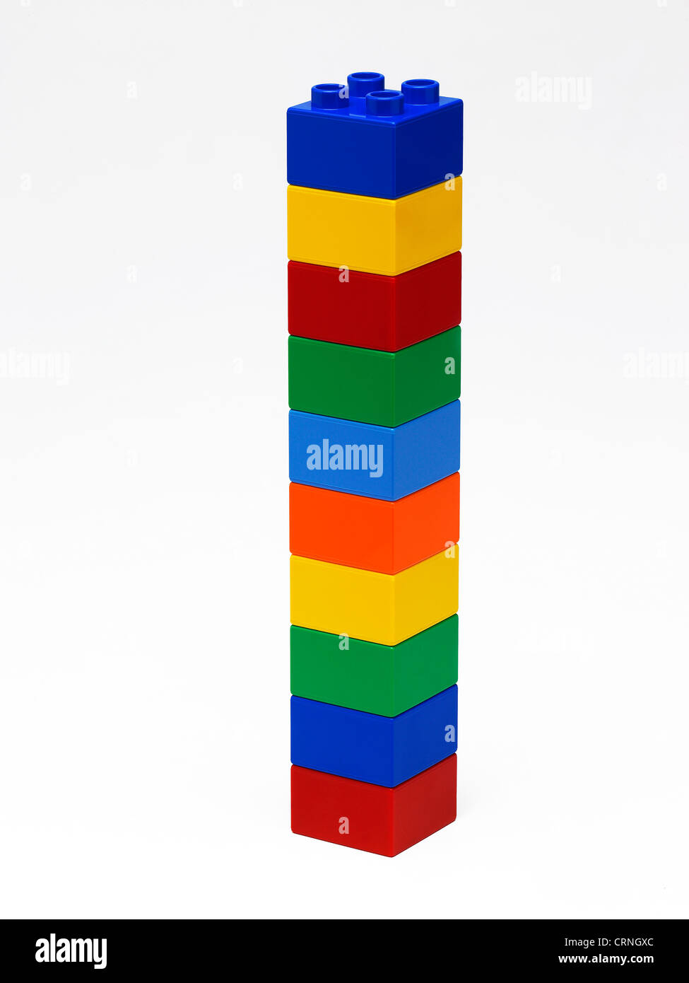 Une pile de briques de construction en plastique de couleur Banque D'Images