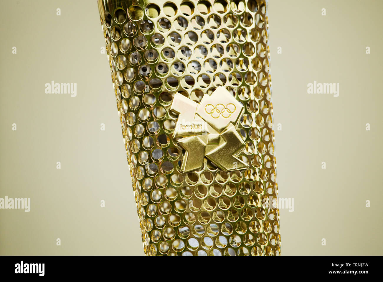 Une photographie du gros plan d'une torche olympique Londres 2012 montrant le logo 2012. Banque D'Images