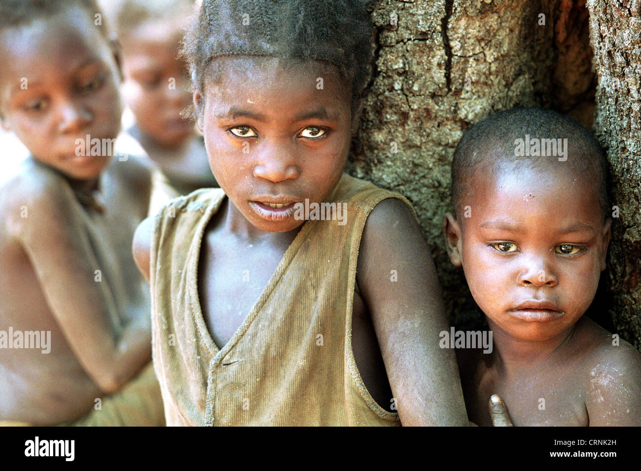 Portraits d'enfants par les réfugiés à Dongo, en Angola. Banque D'Images