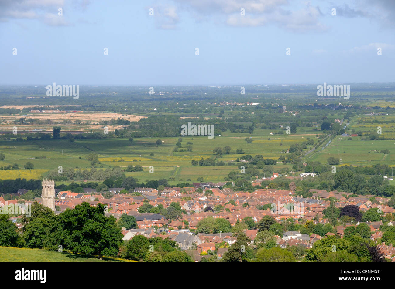 Avis de Glastonbury Tor sur la ville de Glastonbury, Somerset Levels. Banque D'Images