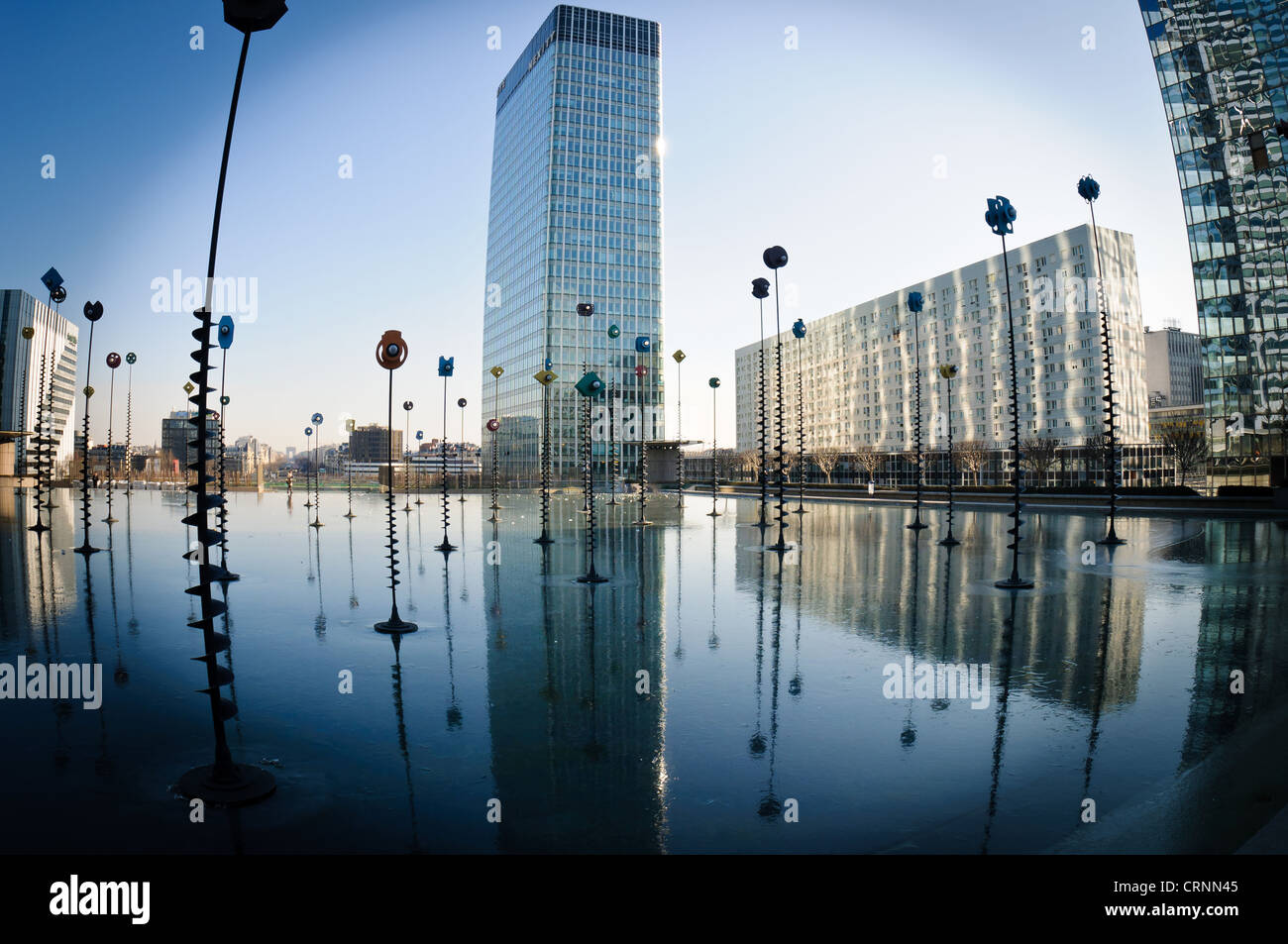 Esplanade de la Défense, Paris, France. L'effet fish-eye. Banque D'Images