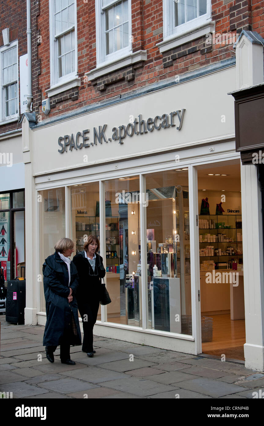 Space NK Apothecary magasin de produits de beauté Chichester England UK Banque D'Images
