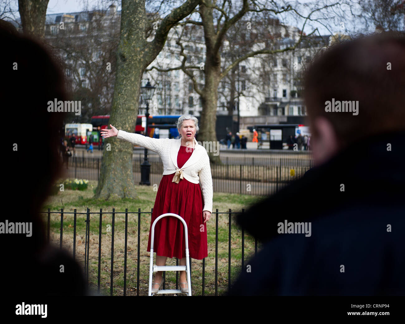 Une femme sur une foule à Speakers Corner à Hyde Park. Banque D'Images