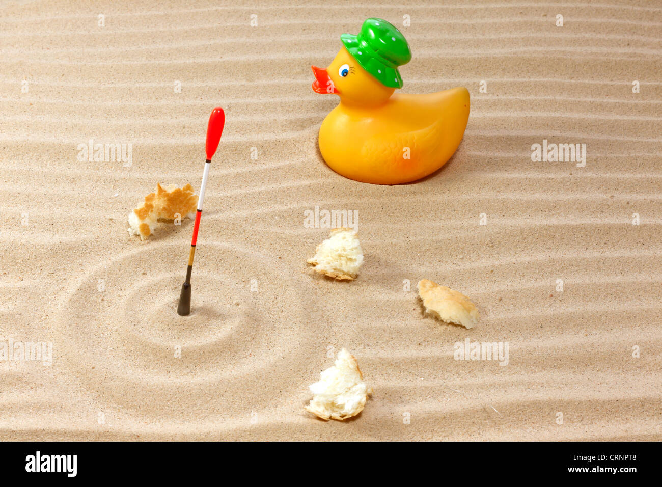 La pêche et la patience abstract irréaliste concept unique de flotter dans le sable du désert sur le canard Banque D'Images