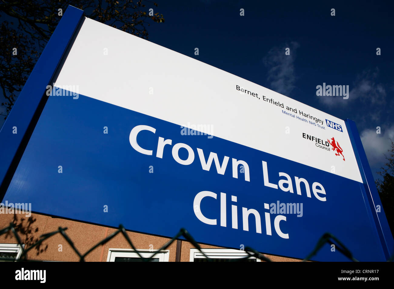 Le signe de la Couronne Clinique NHS Lane dans Southgate, Londres, Angleterre. Banque D'Images