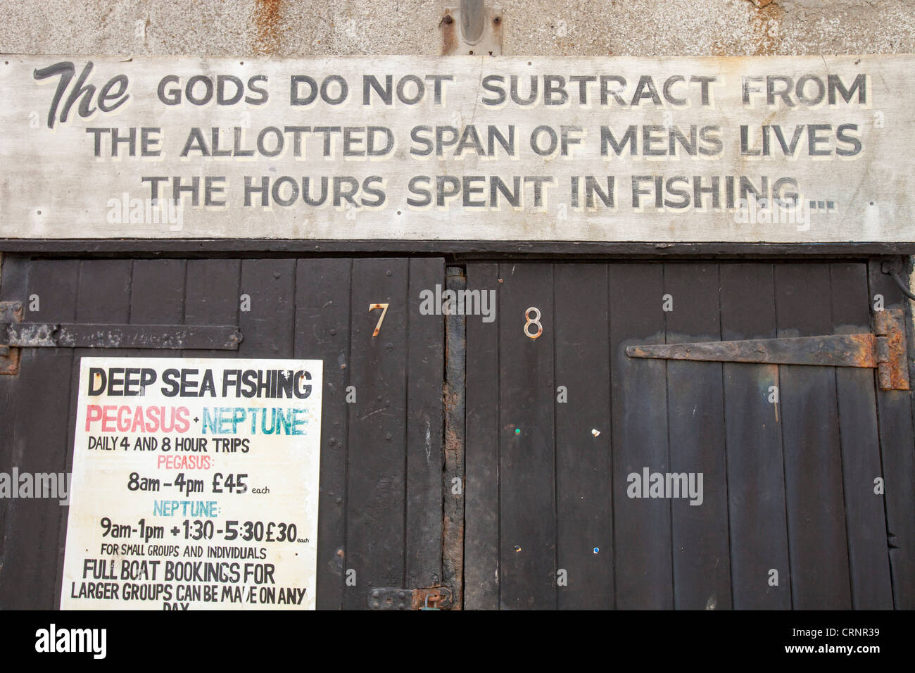 Un signe sur le COB à Lyme Regis, dans le Dorset, UK, au sujet de la pêche. Banque D'Images