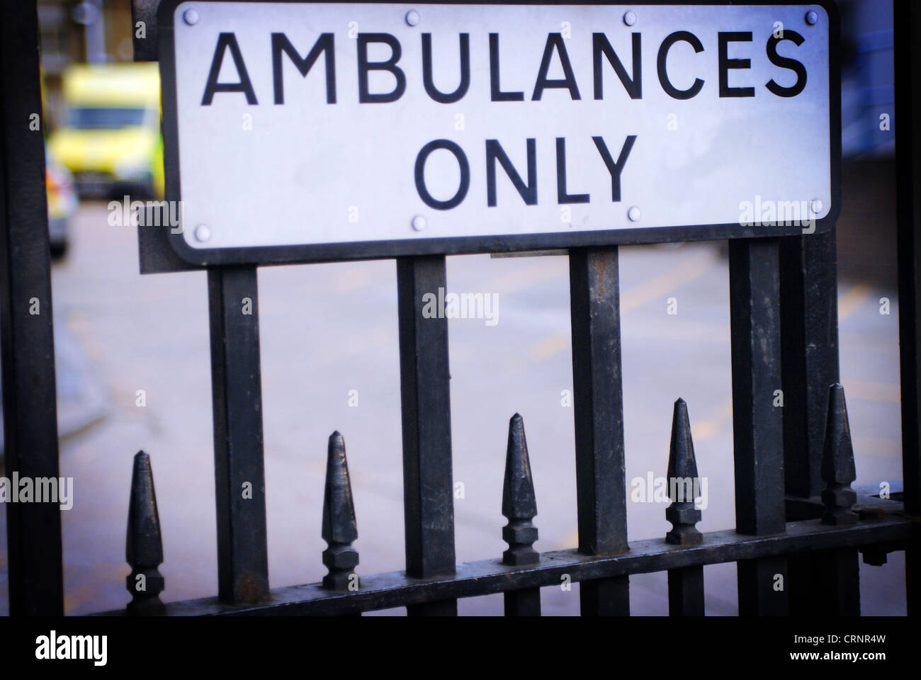 Les ambulances seulement : un signe d'informer le personnel et les visiteurs que cette zone a été désigné uniquement pour les ambulances. Banque D'Images