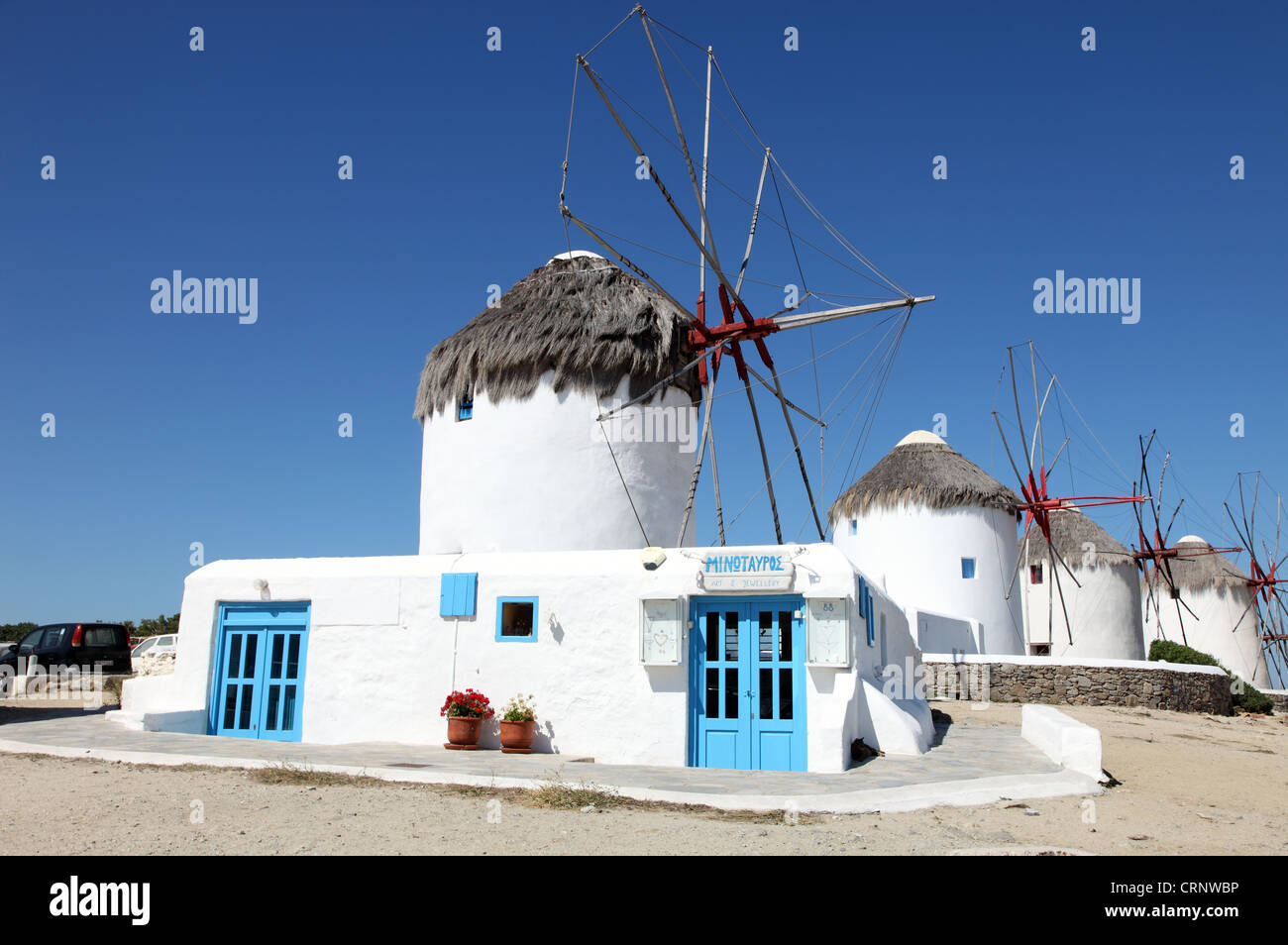 Moulins à vent traditionnels grecs convertis en maisons de vacances, Mykonos, Grèce Banque D'Images