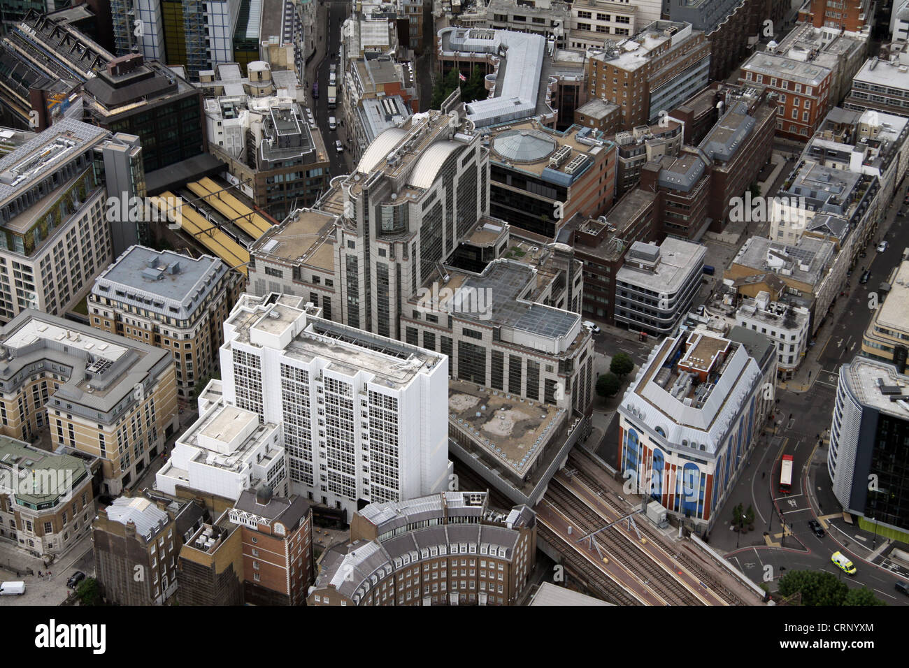 Vue aérienne d'approche de Fenchurch Street Station, avec Cooper's Row et Vine Street, London EC3 Banque D'Images