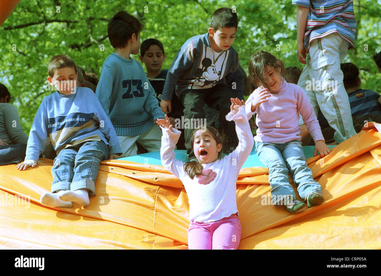 Les enfants turcs sur un support antidérapant, Berlin Banque D'Images