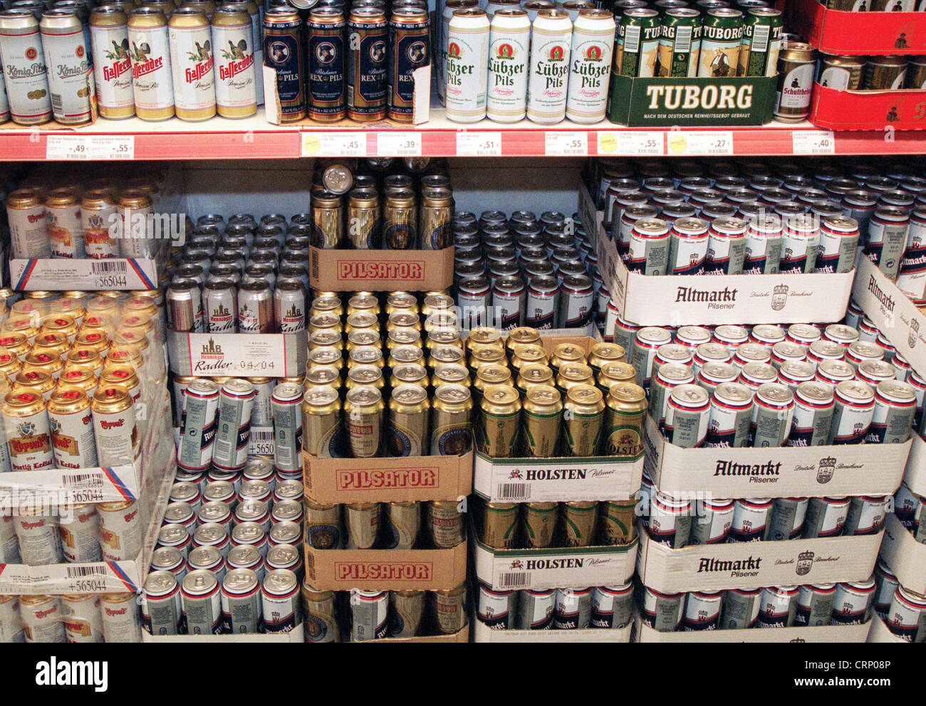 Sélection de cannettes de bière dans un supermarché Banque D'Images