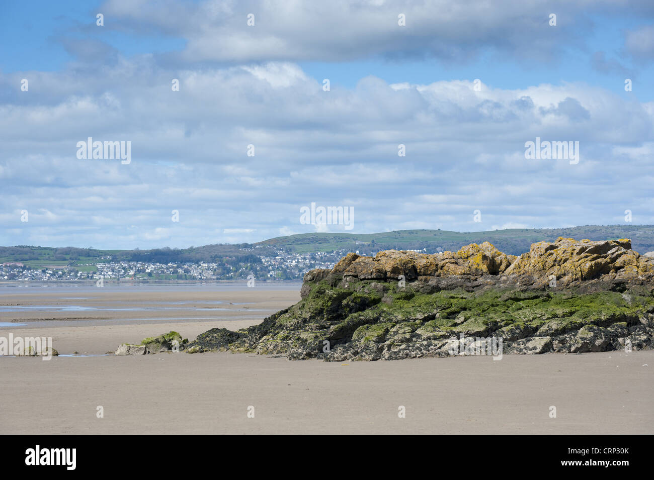 Vue de la côte avec éperon rocheux à marée basse, vue vers Grange-over-Sands, Silverdale, La Baie de Morecambe, Lancashire, Banque D'Images