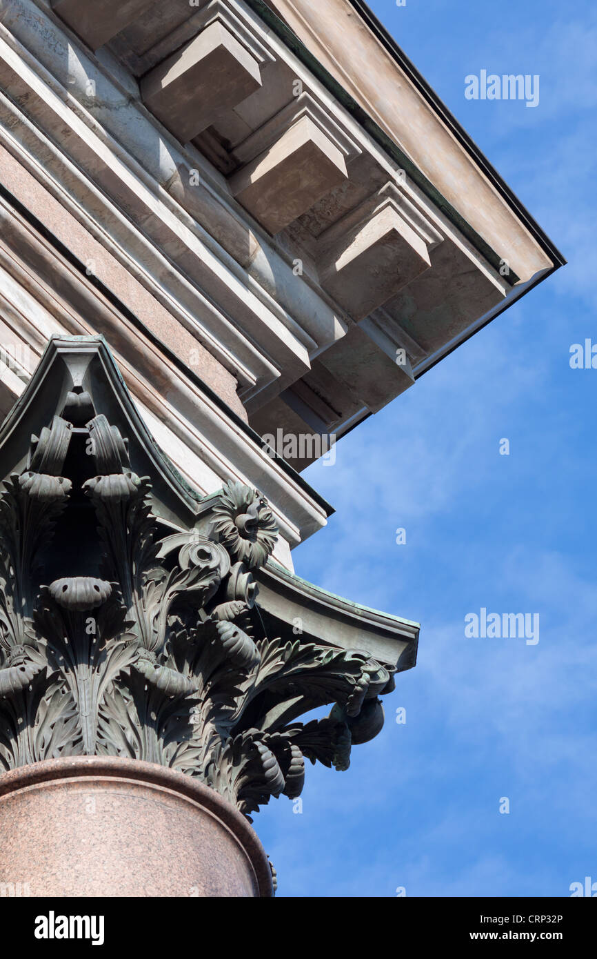 La partie supérieure de la colonnes de style corinthien et le ciel. La Cathédrale Saint-isaac à Saint-Pétersbourg, en Russie. Banque D'Images