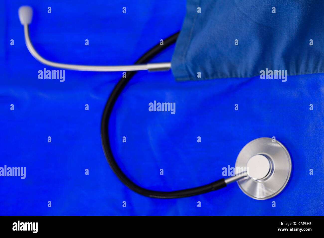 Un stéthoscope sur fond bleu veste de laboratoire. Banque D'Images