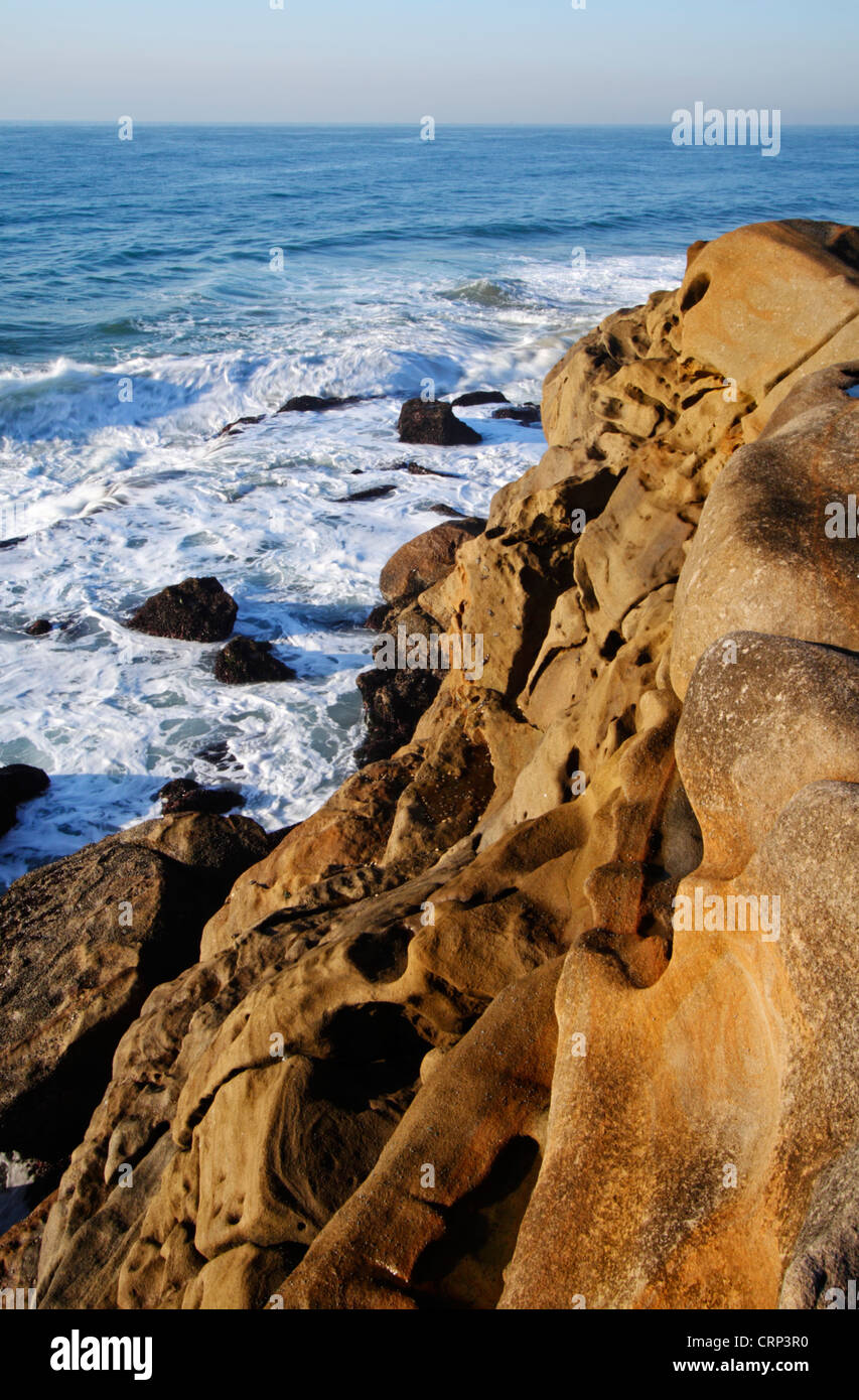 Falaises de grès surplombant la mer à Thompson's Bay, Ballito, Kwazulu Natal, Afrique du Sud Banque D'Images