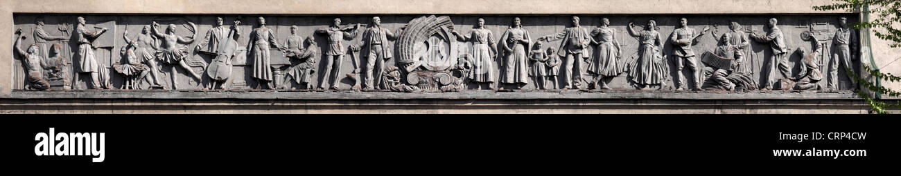 Saint-pétersbourg, Leningrad. Cinéma de Moscou. Frise sculpturale, fait un artiste émérite de la RSFSR sculpteur NV Krestovsky. Banque D'Images