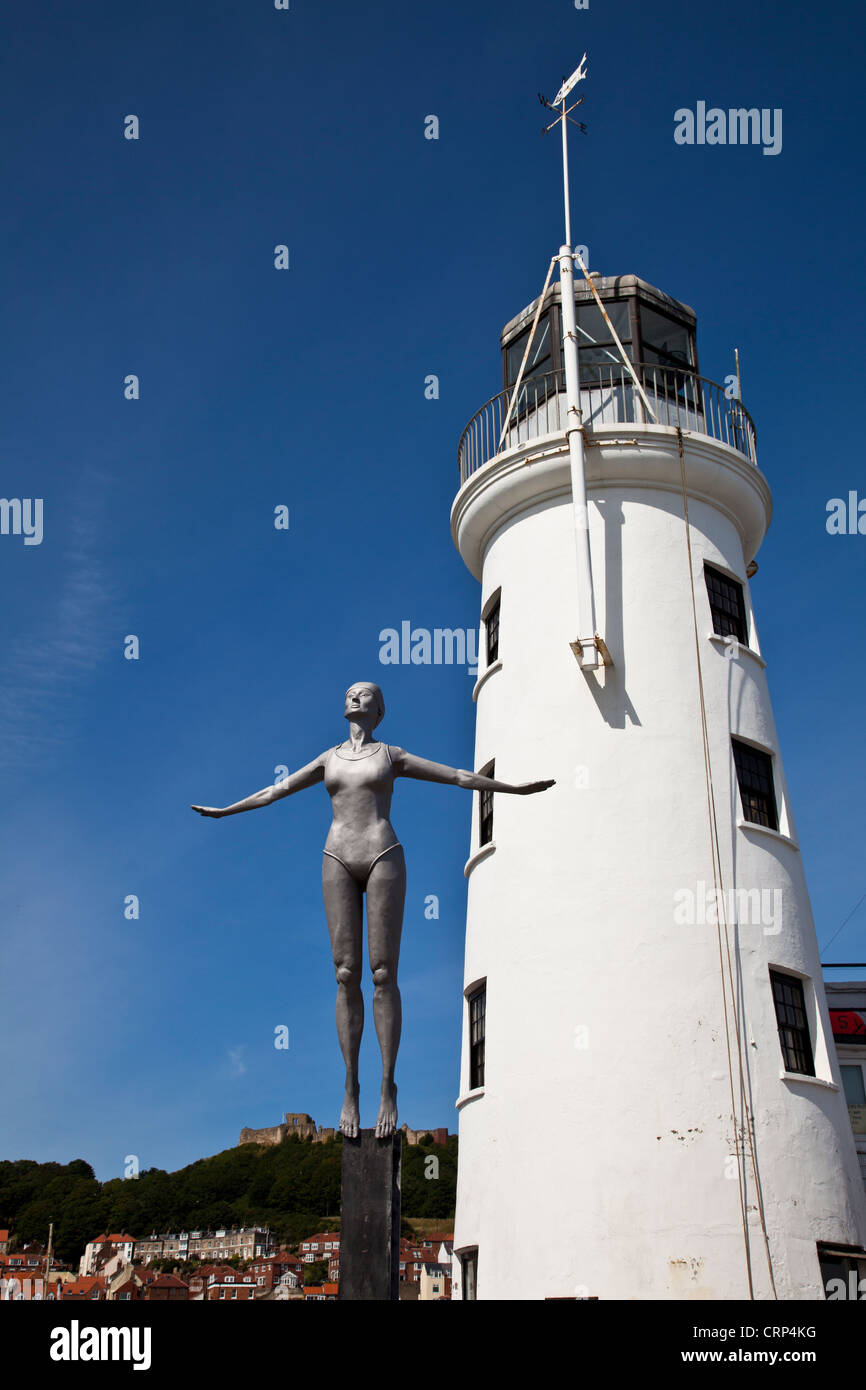 La belle plongée par Craig Knowles à côté du phare sur la jetée ouest de Scarborough. Banque D'Images