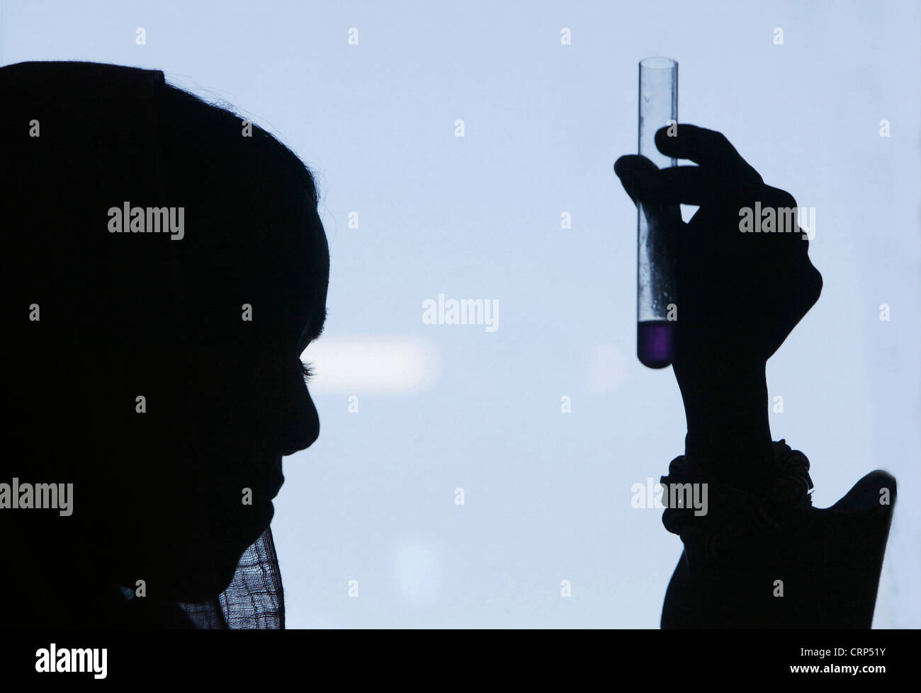 Un technicien de laboratoire l'affichage d'une solution dans un tube à essai. Banque D'Images