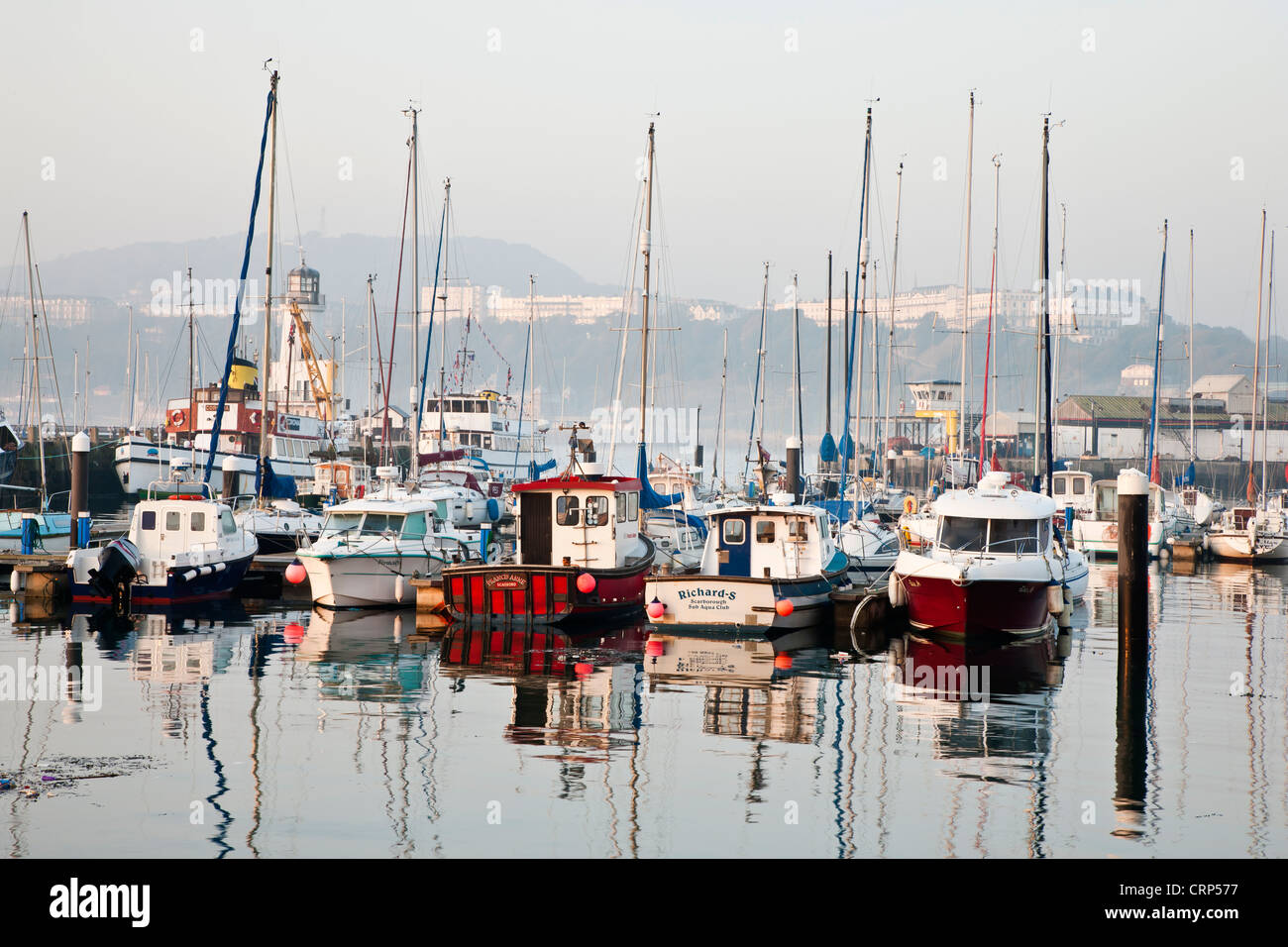 Bateaux amarrés dans le port intérieur à Scarborough. Banque D'Images