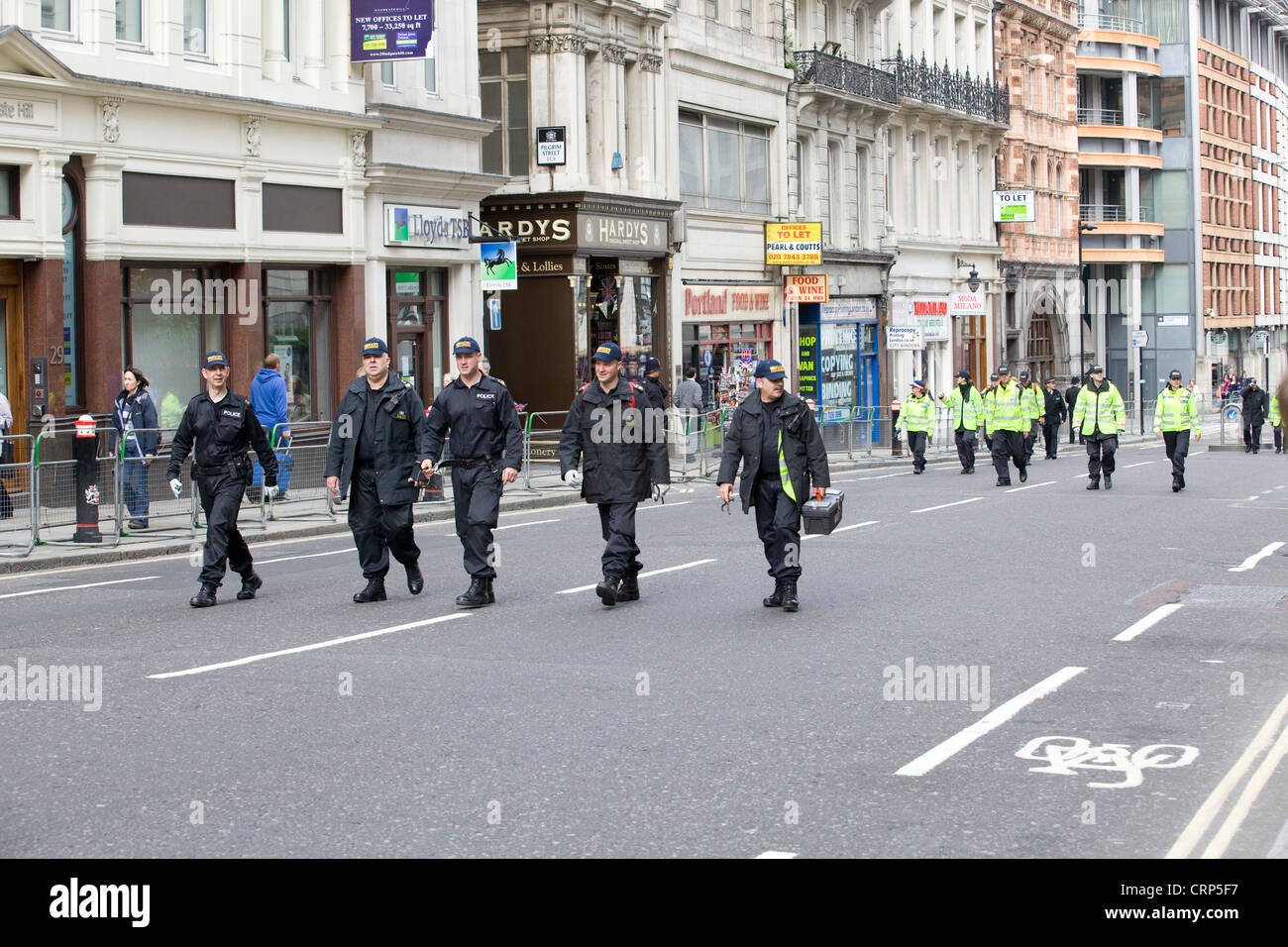 Anti-terroriste des agents de police dans les rues de Londres Angleterre Metropolitan Police Service pour le Jubilé de Queens Banque D'Images