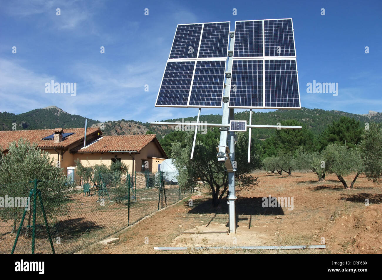 Panneaux solaires, fournissant de l'énergie pour l'éco-maison, récemment construite jumelée, Albacete, Castilla la Mancha, Espagne, octobre Banque D'Images