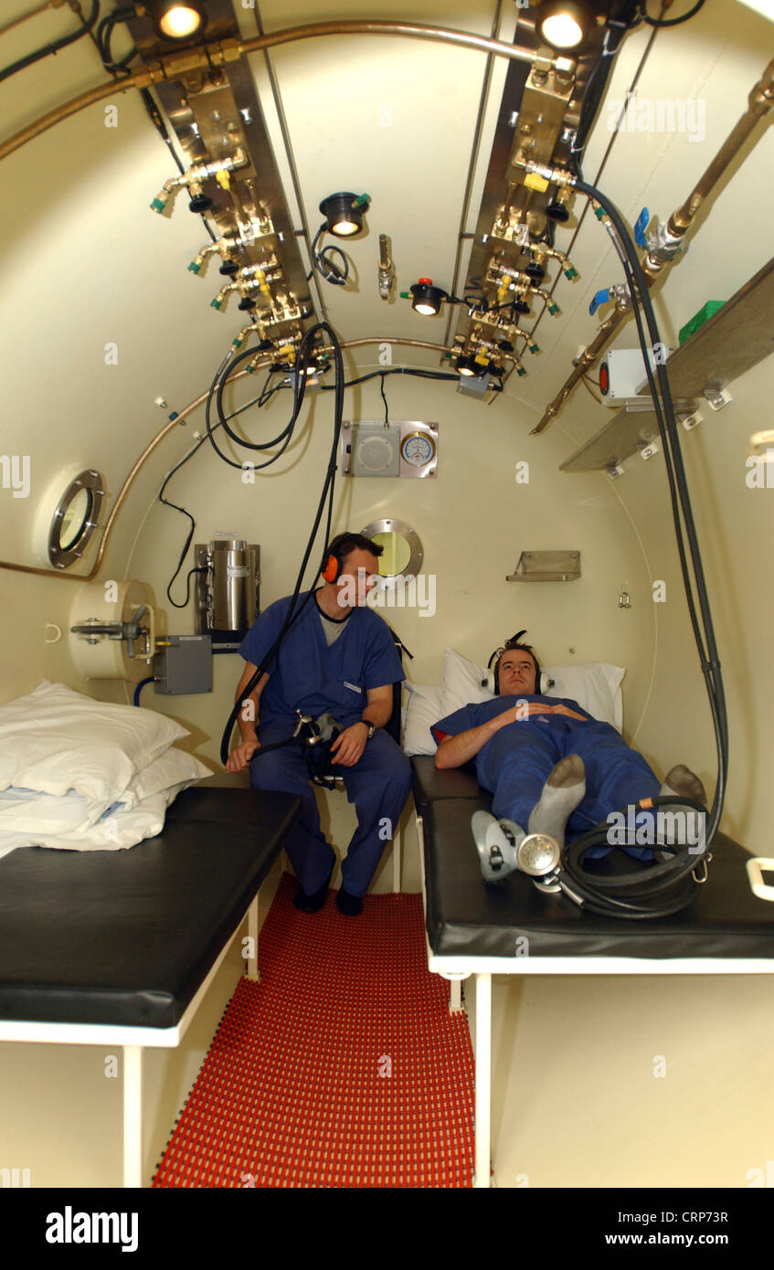 Deux hommes dans une chambre de décompression Photo Stock - Alamy