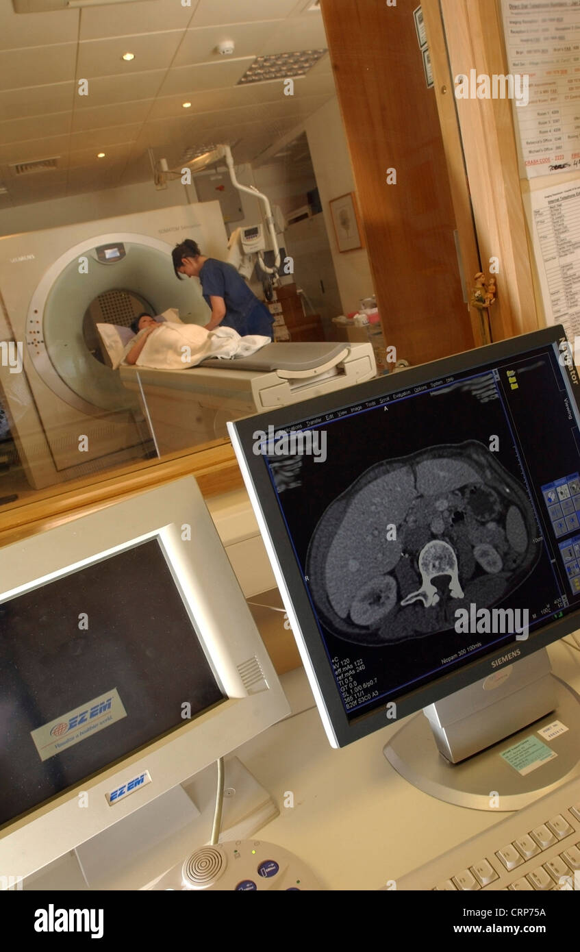 Un patient ayant un scanner CT avec l'image présentée sur un écran d'ordinateur Banque D'Images