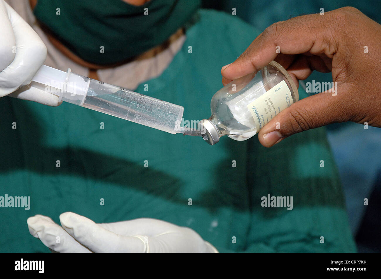 Préparer une seringue d'anesthésiste, pour une utilisation sur un patient  en tirant le liquide d'une bouteille de solution Photo Stock - Alamy