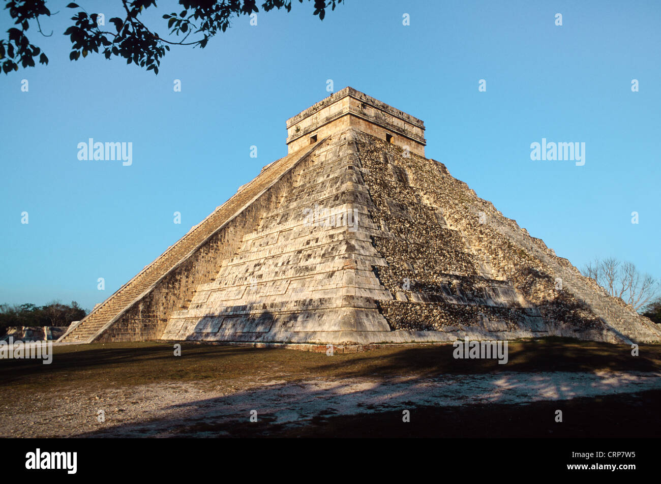 El Castillo, pyramide de Kukulcan temple maya à Chichen Itza, Yucatan, Mexique Banque D'Images