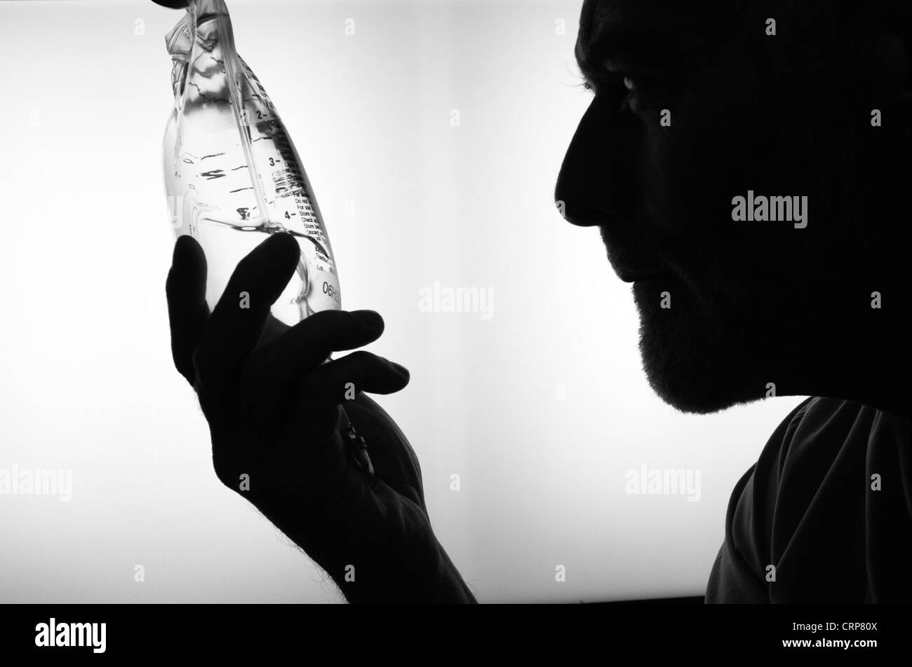 Un médecin tenant un sac de lactate de sodium solution. Banque D'Images