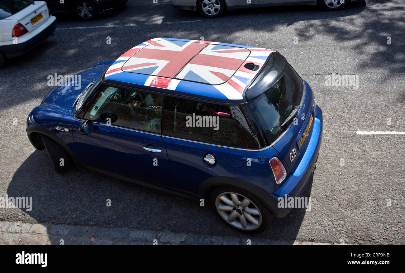Vue en hauteur d'un Mini Cooper, Londres, Angleterre, Royaume-Uni. Banque D'Images