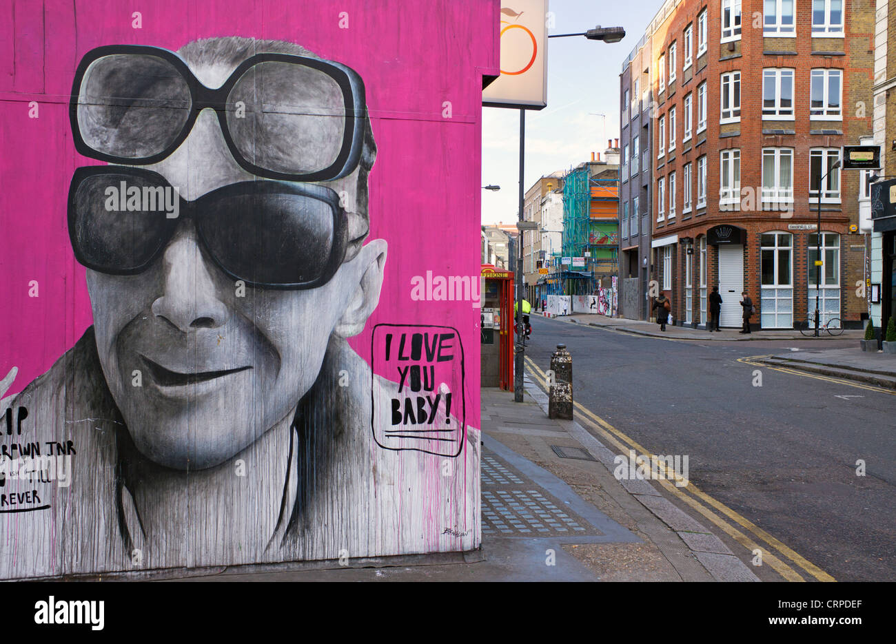 Street art sur le côté d'un immeuble à la jonction de Bethnal Green Road et Redchurch Street dans l'East End de Londres. Banque D'Images