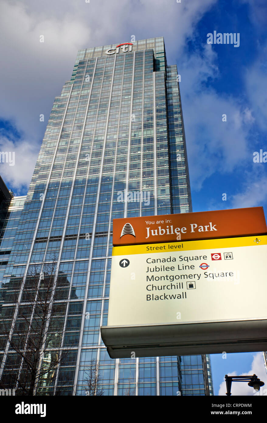 Bâtiment de la Citibank Canada Square (25), la 4ème plus haut bâtiment de l'UK, et Jubilee Park Sign dans les Docklands de Londres. Banque D'Images