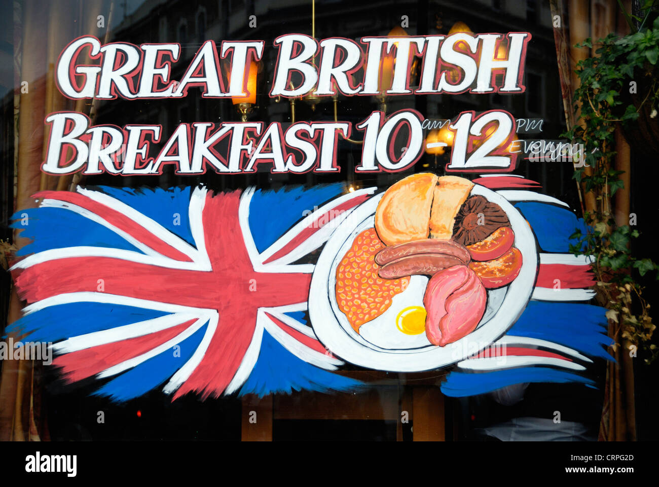 Inscrivez-vous dans la fenêtre d'une London pub publicité son offre d'un grand petit déjeuner anglais entre 10 et 12. Banque D'Images