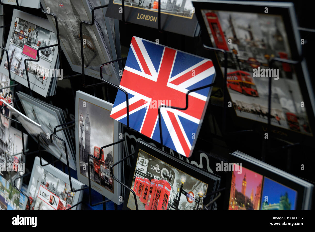 Londres Cartes d'icônes et d'un drapeau de l'Union européenne sur l'affichage dans un rack. Banque D'Images