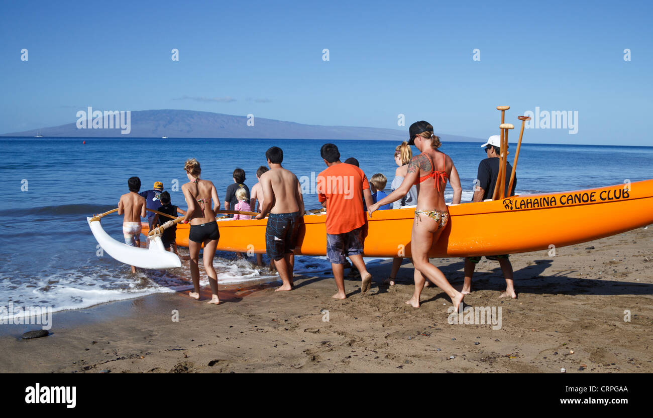 Les jeunes portent Lahaina Canoe Club de pirogues à pagaie mer pratique des compétences Banque D'Images