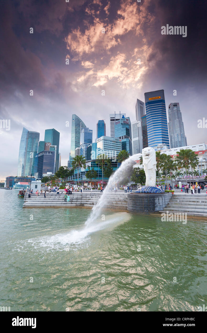 La statue du Merlion avec la Ville en arrière-plan, Marina Bay, à Singapour, en Asie du sud-est Banque D'Images