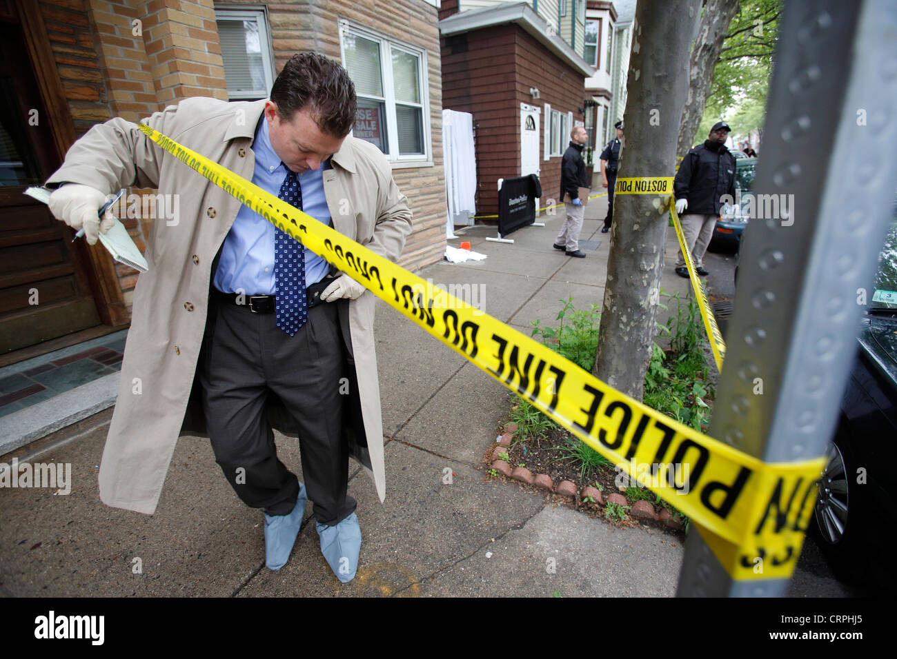 Un détective de la police quitte les lieux d'un crime, Boston, Massachusetts Banque D'Images